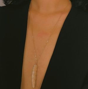 💜💚Gold toned feather necklace